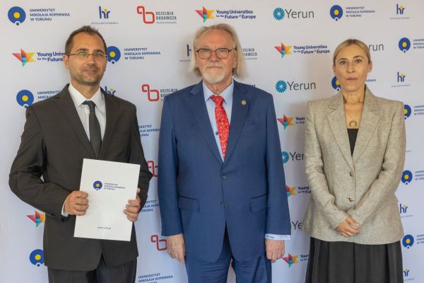 Uroczyste wręczenie Nagród Rektora dla osób zatrudnionych w toruńskiej części UMK [fot. Mikołaj Kuras] Kliknij, aby powiększyć zdjęcie