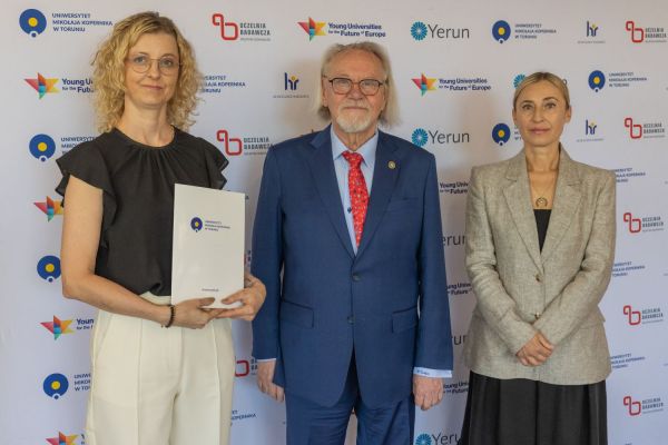 Uroczyste wręczenie Nagród Rektora dla osób zatrudnionych w toruńskiej części UMK [fot. Mikołaj Kuras] Kliknij, aby powiększyć zdjęcie