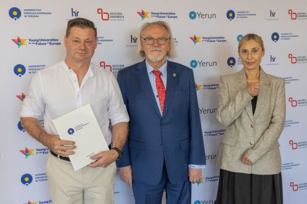 Uroczyste wręczenie Nagród Rektora dla osób zatrudnionych w toruńskiej części UMK [fot. Mikołaj Kuras] Kliknij, aby powiększyć zdjęcie