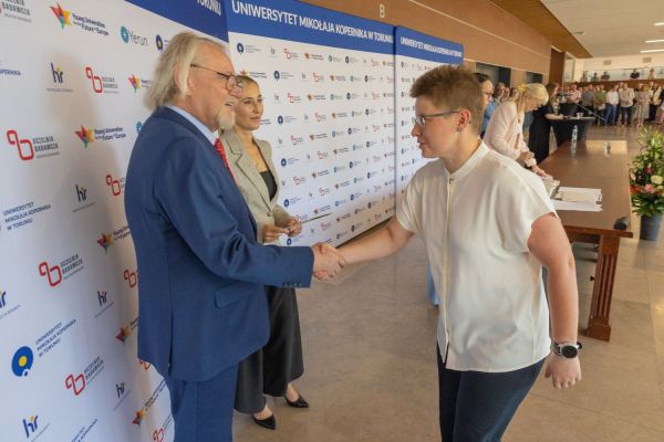 Uroczyste wręczenie Nagród Rektora dla osób zatrudnionych w toruńskiej części UMK [fot. Mikołaj Kuras] Kliknij, aby powiększyć zdjęcie