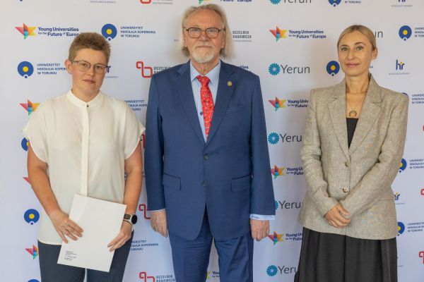 Uroczyste wręczenie Nagród Rektora dla osób zatrudnionych w toruńskiej części UMK [fot. Mikołaj Kuras] Kliknij, aby powiększyć zdjęcie
