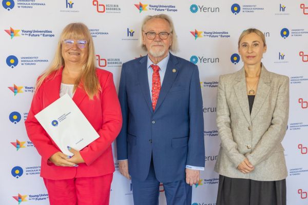 Uroczyste wręczenie Nagród Rektora dla osób zatrudnionych w toruńskiej części UMK [fot. Mikołaj Kuras] Kliknij, aby powiększyć zdjęcie