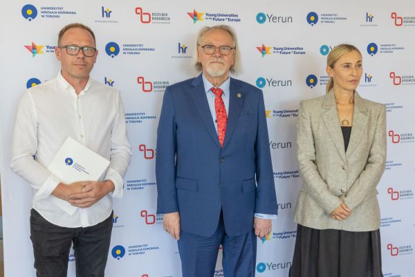 Uroczyste wręczenie Nagród Rektora dla osób zatrudnionych w toruńskiej części UMK [fot. Mikołaj Kuras] Kliknij, aby powiększyć zdjęcie