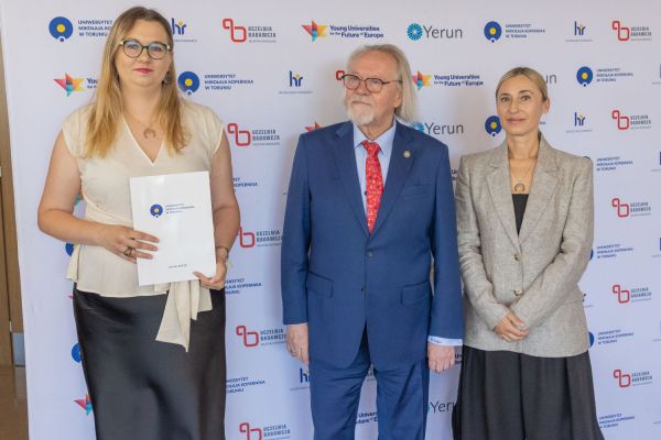 Uroczyste wręczenie Nagród Rektora dla osób zatrudnionych w toruńskiej części UMK [fot. Mikołaj Kuras] Kliknij, aby powiększyć zdjęcie