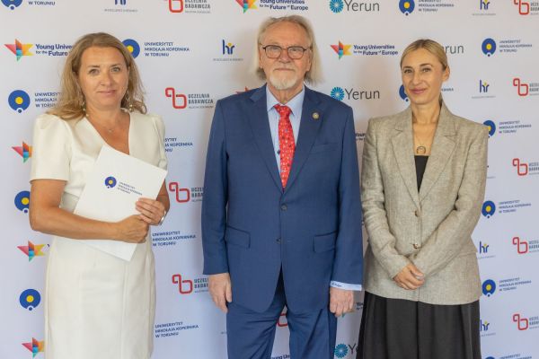 Uroczyste wręczenie Nagród Rektora dla osób zatrudnionych w toruńskiej części UMK [fot. Mikołaj Kuras] Kliknij, aby powiększyć zdjęcie