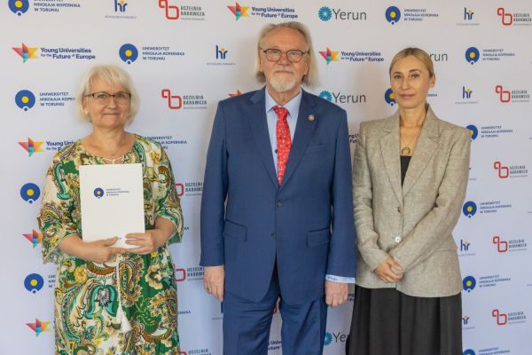 Uroczyste wręczenie Nagród Rektora dla osób zatrudnionych w toruńskiej części UMK [fot. Mikołaj Kuras] Kliknij, aby powiększyć zdjęcie
