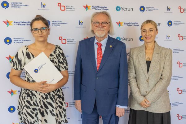 Uroczyste wręczenie Nagród Rektora dla osób zatrudnionych w toruńskiej części UMK [fot. Mikołaj Kuras] Kliknij, aby powiększyć zdjęcie