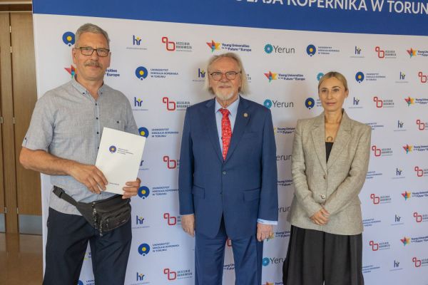 Uroczyste wręczenie Nagród Rektora dla osób zatrudnionych w toruńskiej części UMK [fot. Mikołaj Kuras] Kliknij, aby powiększyć zdjęcie