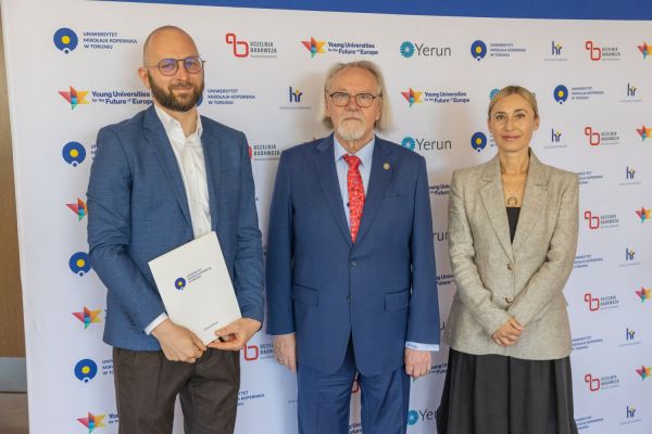 Uroczyste wręczenie Nagród Rektora dla osób zatrudnionych w toruńskiej części UMK [fot. Mikołaj Kuras] Kliknij, aby powiększyć zdjęcie