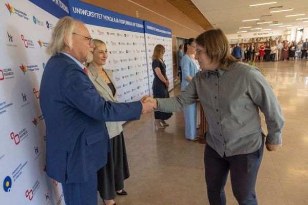 Uroczyste wręczenie Nagród Rektora dla osób zatrudnionych w toruńskiej części UMK [fot. Mikołaj Kuras] Kliknij, aby powiększyć zdjęcie