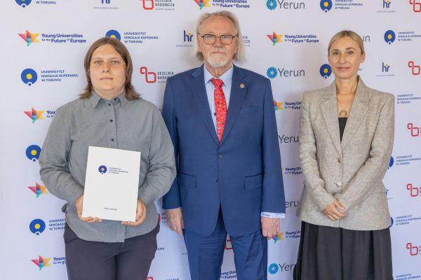 Uroczyste wręczenie Nagród Rektora dla osób zatrudnionych w toruńskiej części UMK [fot. Mikołaj Kuras] Kliknij, aby powiększyć zdjęcie