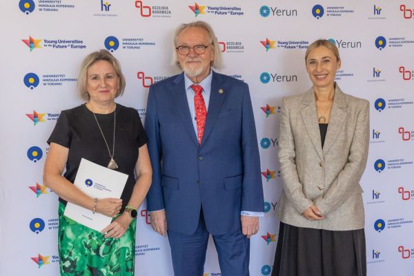 Uroczyste wręczenie Nagród Rektora dla osób zatrudnionych w toruńskiej części UMK [fot. Mikołaj Kuras] Kliknij, aby powiększyć zdjęcie