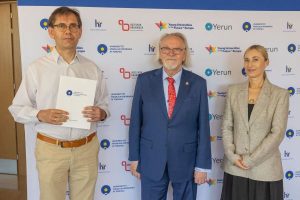 Uroczyste wręczenie Nagród Rektora dla osób zatrudnionych w toruńskiej części UMK [fot. Mikołaj Kuras] Kliknij, aby powiększyć zdjęcie