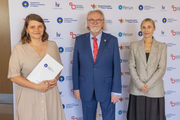 Uroczyste wręczenie Nagród Rektora dla osób zatrudnionych w toruńskiej części UMK [fot. Mikołaj Kuras] Kliknij, aby powiększyć zdjęcie