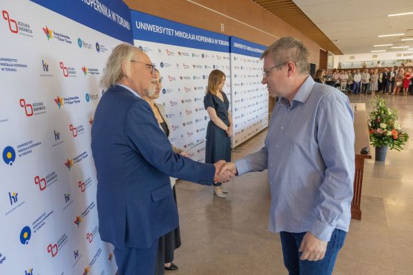 Uroczyste wręczenie Nagród Rektora dla osób zatrudnionych w toruńskiej części UMK [fot. Mikołaj Kuras] Kliknij, aby powiększyć zdjęcie