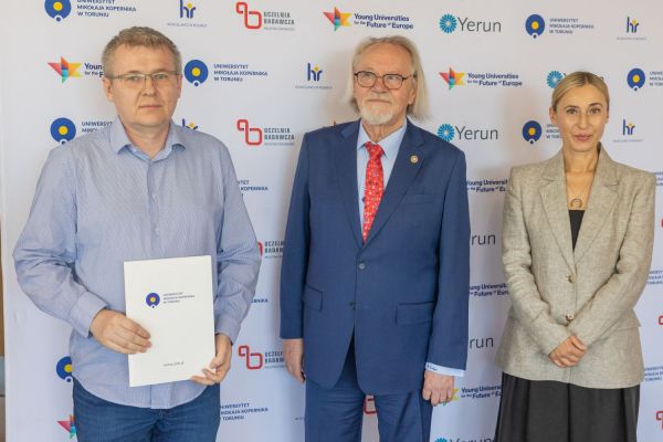 Uroczyste wręczenie Nagród Rektora dla osób zatrudnionych w toruńskiej części UMK [fot. Mikołaj Kuras] Kliknij, aby powiększyć zdjęcie