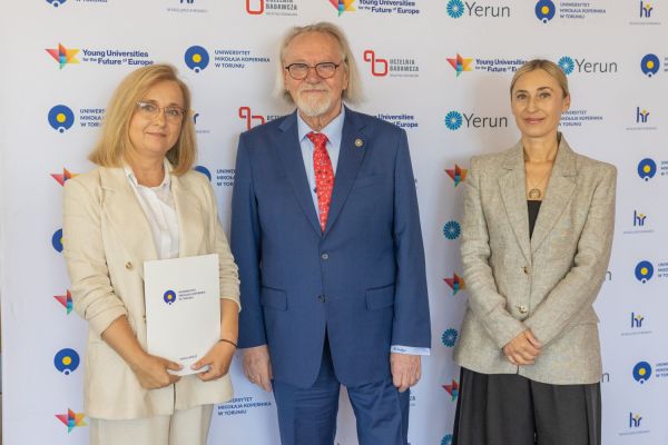 Uroczyste wręczenie Nagród Rektora dla osób zatrudnionych w toruńskiej części UMK [fot. Mikołaj Kuras] Kliknij, aby powiększyć zdjęcie