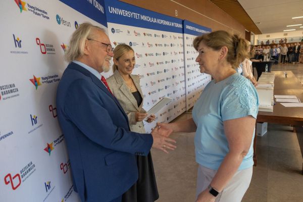Uroczyste wręczenie Nagród Rektora dla osób zatrudnionych w toruńskiej części UMK [fot. Mikołaj Kuras] Kliknij, aby powiększyć zdjęcie