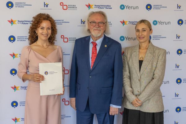Uroczyste wręczenie Nagród Rektora dla osób zatrudnionych w toruńskiej części UMK [fot. Mikołaj Kuras] Kliknij, aby powiększyć zdjęcie