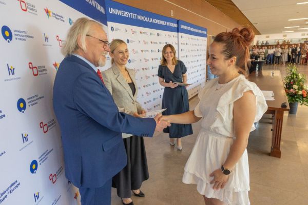 Uroczyste wręczenie Nagród Rektora dla osób zatrudnionych w toruńskiej części UMK [fot. Mikołaj Kuras] Kliknij, aby powiększyć zdjęcie