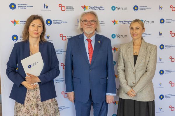 Uroczyste wręczenie Nagród Rektora dla osób zatrudnionych w toruńskiej części UMK [fot. Mikołaj Kuras] Kliknij, aby powiększyć zdjęcie