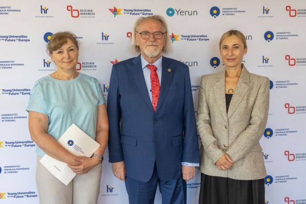 Uroczyste wręczenie Nagród Rektora dla osób zatrudnionych w toruńskiej części UMK [fot. Mikołaj Kuras] Kliknij, aby powiększyć zdjęcie