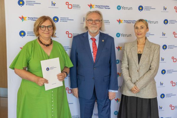 Uroczyste wręczenie Nagród Rektora dla osób zatrudnionych w toruńskiej części UMK [fot. Mikołaj Kuras] Kliknij, aby powiększyć zdjęcie