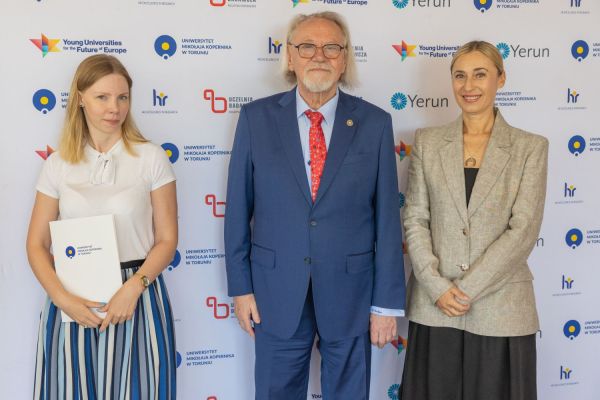 Uroczyste wręczenie Nagród Rektora dla osób zatrudnionych w toruńskiej części UMK [fot. Mikołaj Kuras] Kliknij, aby powiększyć zdjęcie