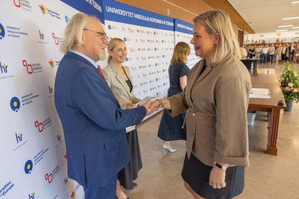 Uroczyste wręczenie Nagród Rektora dla osób zatrudnionych w toruńskiej części UMK [fot. Mikołaj Kuras] Kliknij, aby powiększyć zdjęcie