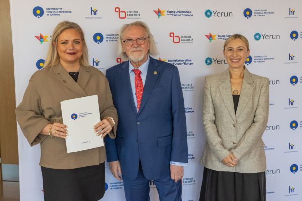 Uroczyste wręczenie Nagród Rektora dla osób zatrudnionych w toruńskiej części UMK [fot. Mikołaj Kuras] Kliknij, aby powiększyć zdjęcie