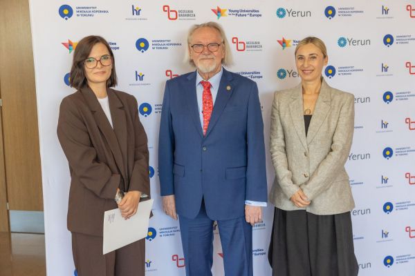 Uroczyste wręczenie Nagród Rektora dla osób zatrudnionych w toruńskiej części UMK [fot. Mikołaj Kuras] Kliknij, aby powiększyć zdjęcie