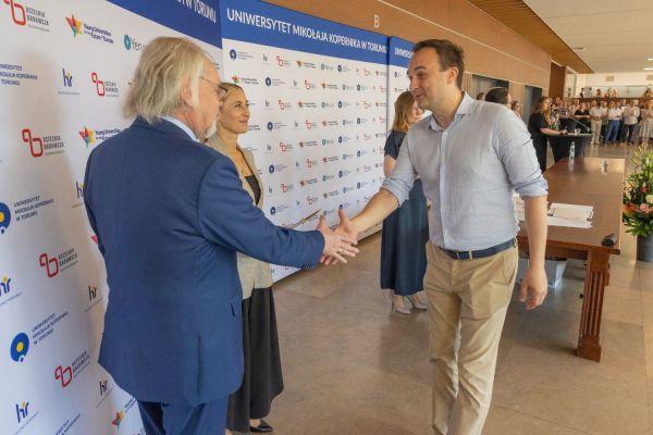 Uroczyste wręczenie Nagród Rektora dla osób zatrudnionych w toruńskiej części UMK [fot. Mikołaj Kuras] Kliknij, aby powiększyć zdjęcie