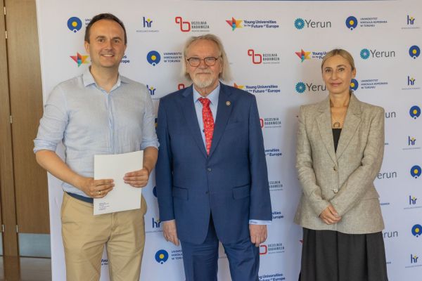 Uroczyste wręczenie Nagród Rektora dla osób zatrudnionych w toruńskiej części UMK [fot. Mikołaj Kuras] Kliknij, aby powiększyć zdjęcie