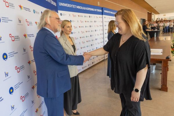 Uroczyste wręczenie Nagród Rektora dla osób zatrudnionych w toruńskiej części UMK [fot. Mikołaj Kuras] Kliknij, aby powiększyć zdjęcie