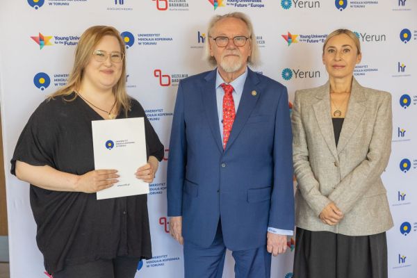 Uroczyste wręczenie Nagród Rektora dla osób zatrudnionych w toruńskiej części UMK [fot. Mikołaj Kuras] Kliknij, aby powiększyć zdjęcie