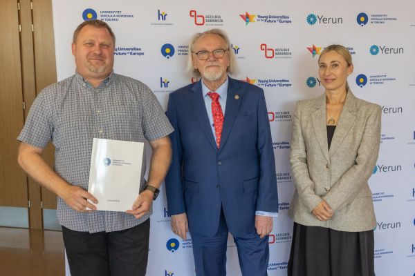 Uroczyste wręczenie Nagród Rektora dla osób zatrudnionych w toruńskiej części UMK [fot. Mikołaj Kuras] Kliknij, aby powiększyć zdjęcie
