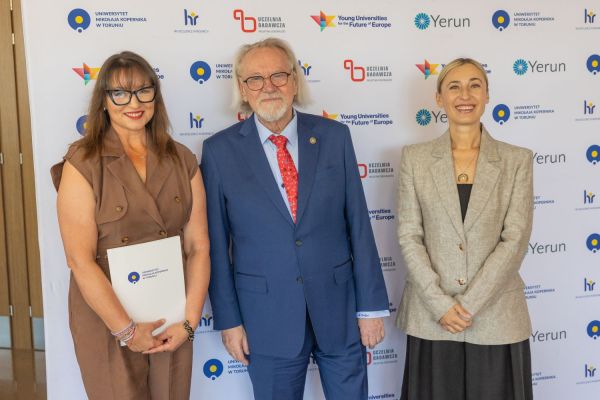 Uroczyste wręczenie Nagród Rektora dla osób zatrudnionych w toruńskiej części UMK [fot. Mikołaj Kuras] Kliknij, aby powiększyć zdjęcie