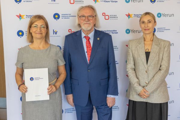 Uroczyste wręczenie Nagród Rektora dla osób zatrudnionych w toruńskiej części UMK [fot. Mikołaj Kuras] Kliknij, aby powiększyć zdjęcie