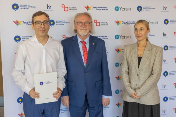 Uroczyste wręczenie Nagród Rektora dla osób zatrudnionych w toruńskiej części UMK [fot. Mikołaj Kuras] Kliknij, aby powiększyć zdjęcie