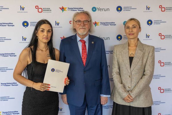 Uroczyste wręczenie Nagród Rektora dla osób zatrudnionych w toruńskiej części UMK [fot. Mikołaj Kuras] Kliknij, aby powiększyć zdjęcie