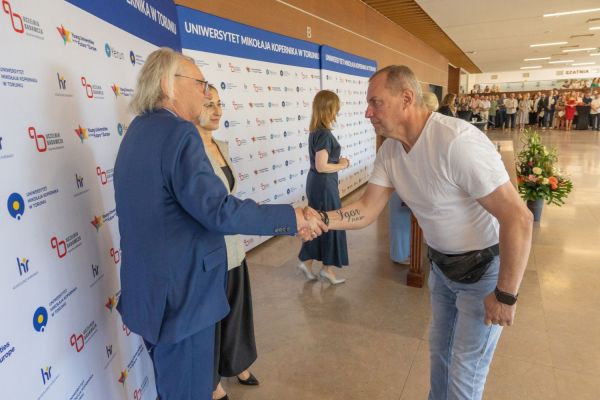 Uroczyste wręczenie Nagród Rektora dla osób zatrudnionych w toruńskiej części UMK [fot. Mikołaj Kuras] Kliknij, aby powiększyć zdjęcie