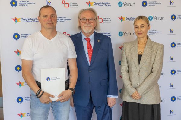 Uroczyste wręczenie Nagród Rektora dla osób zatrudnionych w toruńskiej części UMK [fot. Mikołaj Kuras] Kliknij, aby powiększyć zdjęcie