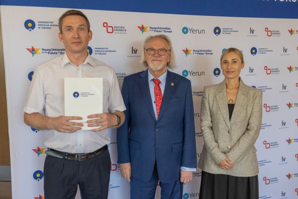 Uroczyste wręczenie Nagród Rektora dla osób zatrudnionych w toruńskiej części UMK [fot. Mikołaj Kuras] Kliknij, aby powiększyć zdjęcie