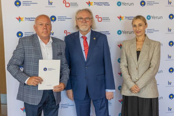 Uroczyste wręczenie Nagród Rektora dla osób zatrudnionych w toruńskiej części UMK [fot. Mikołaj Kuras] Kliknij, aby powiększyć zdjęcie