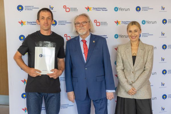 Uroczyste wręczenie Nagród Rektora dla osób zatrudnionych w toruńskiej części UMK [fot. Mikołaj Kuras] Kliknij, aby powiększyć zdjęcie