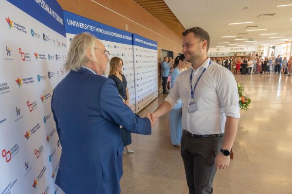 Uroczyste wręczenie Nagród Rektora dla osób zatrudnionych w toruńskiej części UMK [fot. Mikołaj Kuras] Kliknij, aby powiększyć zdjęcie