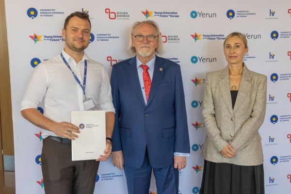 Uroczyste wręczenie Nagród Rektora dla osób zatrudnionych w toruńskiej części UMK [fot. Mikołaj Kuras] Kliknij, aby powiększyć zdjęcie