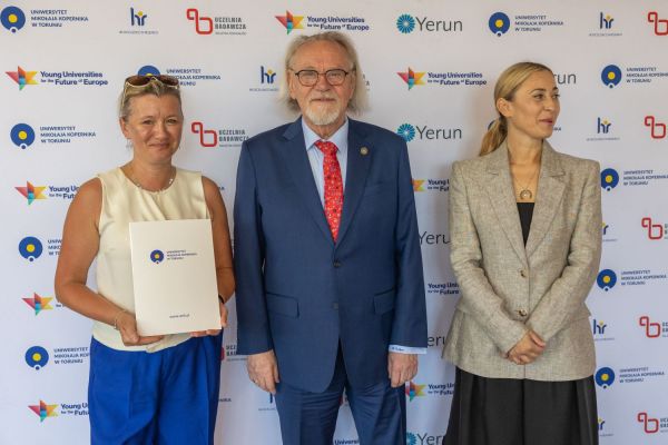 Uroczyste wręczenie Nagród Rektora dla osób zatrudnionych w toruńskiej części UMK [fot. Mikołaj Kuras] Kliknij, aby powiększyć zdjęcie