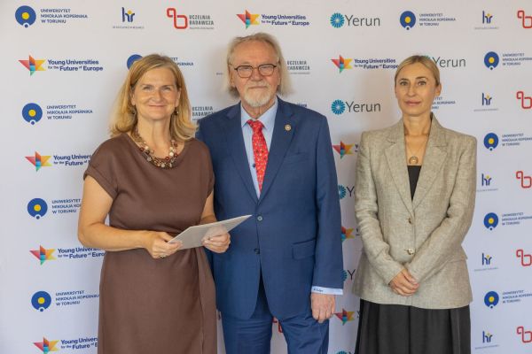 Uroczyste wręczenie Nagród Rektora dla osób zatrudnionych w toruńskiej części UMK [fot. Mikołaj Kuras] Kliknij, aby powiększyć zdjęcie
