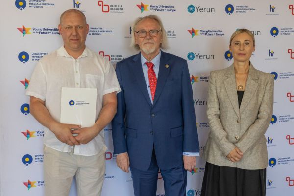 Uroczyste wręczenie Nagród Rektora dla osób zatrudnionych w toruńskiej części UMK [fot. Mikołaj Kuras] Kliknij, aby powiększyć zdjęcie